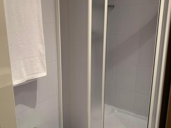 HOTEL ELENA : photo 2 de la chambre chambre double avec salle de bains privative