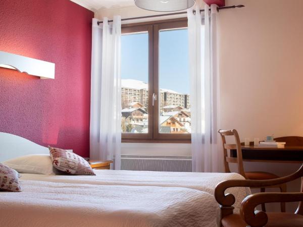 Hôtel Les Soldanelles : photo 1 de la chambre chambre lits jumeaux avec douche