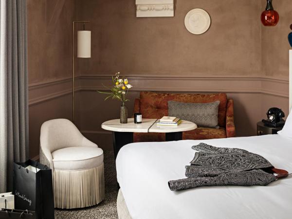 Sofitel Le Scribe Paris Opera : photo 3 de la chambre chambre premium de luxe avec 1lit queen-size-vue sur cour ou rue scribe