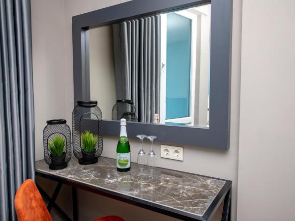 Tourist Hotel : photo 6 de la chambre chambre – vue latérale sur mer