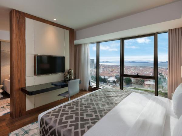 Elite World Grand Istanbul Küçükyalı : photo 5 de la chambre suite lit king size - vue sur mer