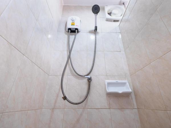 Don Muang Hotel : photo 9 de la chambre chambre double avec douche (5ème Étage sans ascenseur)