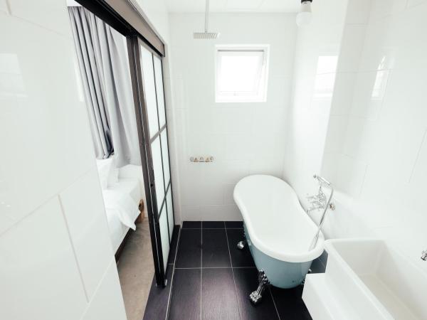 White Loft Hotel : photo 7 de la chambre deluxe queen bathtub