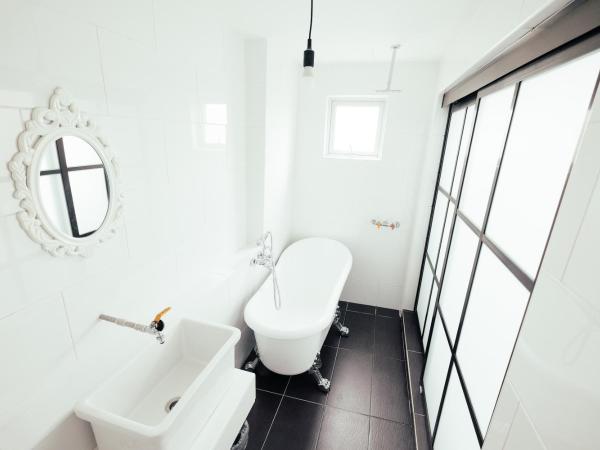 White Loft Hotel : photo 3 de la chambre family 4 bathtub