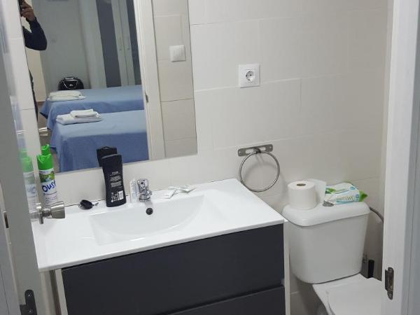 Guesthouse Central : photo 5 de la chambre chambre triple avec salle de bains privative