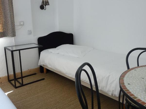 Hôtel L'Oustaou : photo 6 de la chambre chambre triple confort avec terrasse ou vue sur mer