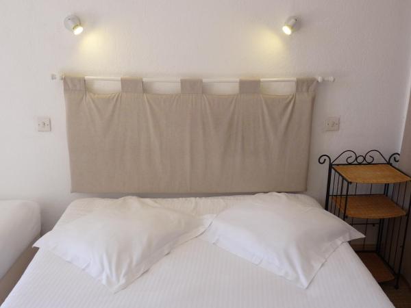 Hôtel L'Oustaou : photo 3 de la chambre chambre triple confort avec terrasse ou vue sur mer