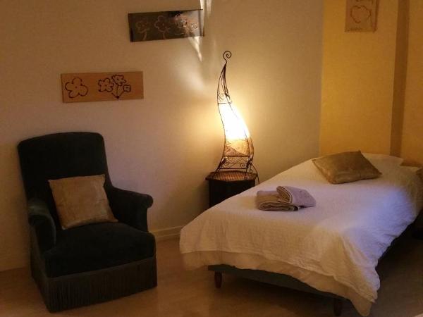 Chambres touristiques La Cour Des Hôtes : photo 8 de la chambre chambre triple avec baignoire