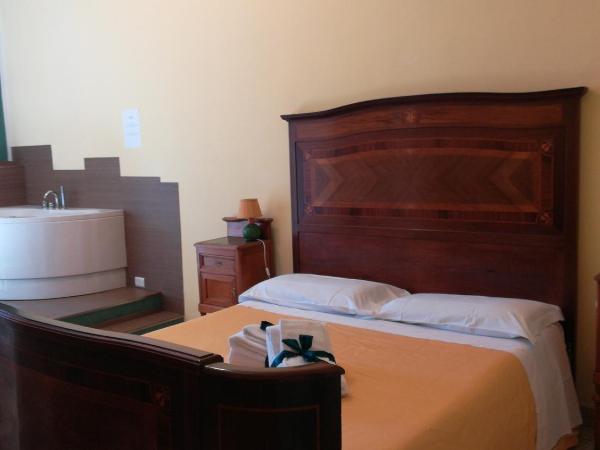 BellAqua : photo 1 de la chambre chambre lit queen-size avec baignoire spa