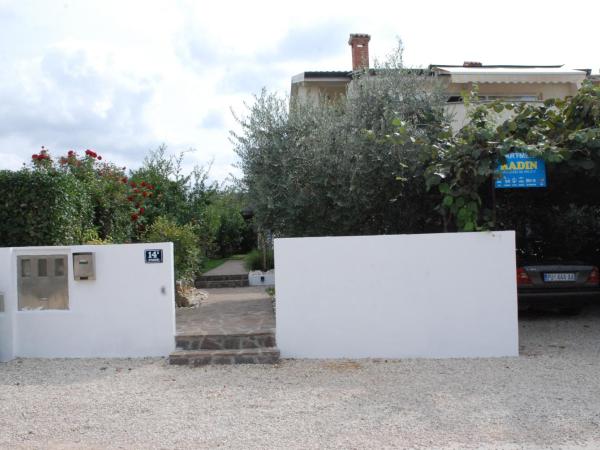 Apartmani Radin : photo 1 de la chambre chambre double ou lits jumeaux - vue sur jardin