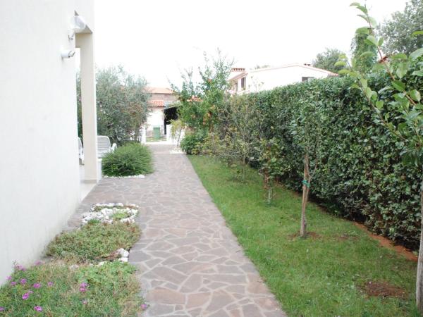 Apartmani Radin : photo 2 de la chambre chambre double ou lits jumeaux - vue sur jardin