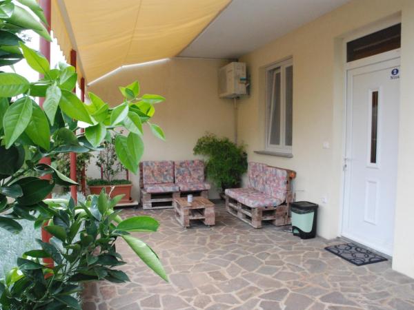 Apartmani Radin : photo 7 de la chambre chambre double ou lits jumeaux - vue sur jardin