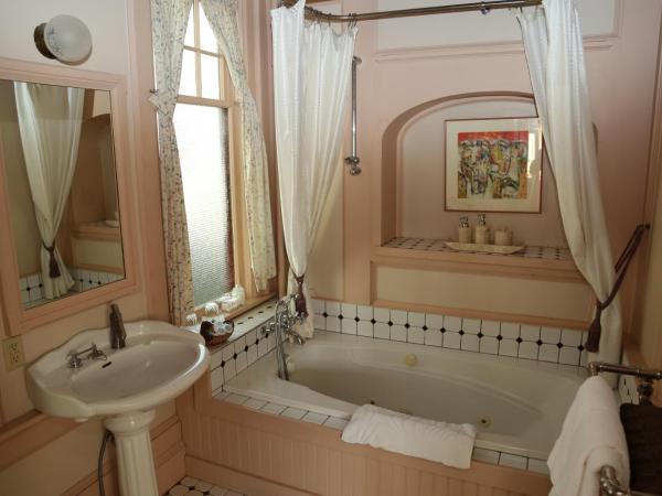 Beaconsfield Bed and Breakfast - Victoria : photo 8 de la chambre suite deluxe avec lit king-size