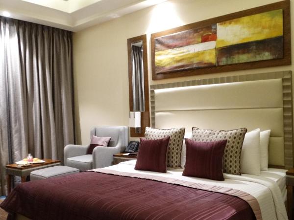 Ramada Gurgaon Central : photo 2 de la chambre club queen room - non-smoking with happy hours (1+1;only applicable for imfl not all the brand at the bar),15% discount on f&b,inr 500 spa credit, early check-in for 03 hours and late checkout for 03 hours