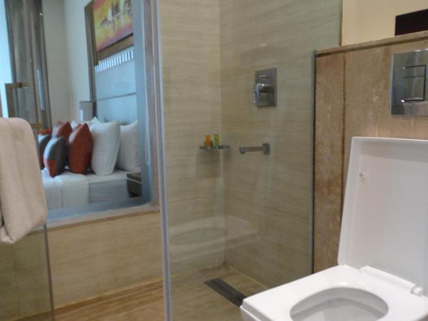 Ramada Gurgaon Central : photo 4 de la chambre executive queen room - non-smoking with happy hours (1+1 ;only applicable for imfl not all the brand at the bar)