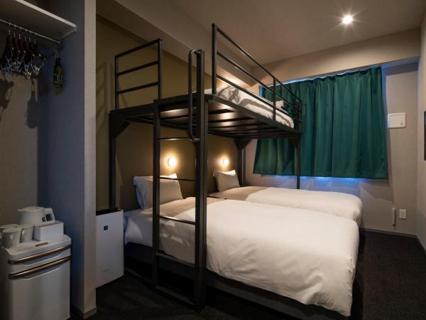 IMANO OSAKA SHINSAIBASHI HOSTEL : photo 5 de la chambre chambre lits jumeaux avec salle de bains privative