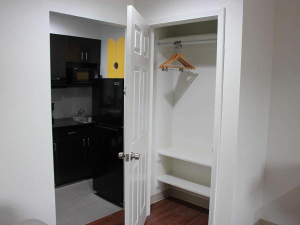 Studio 6-Houston, TX - East : photo 8 de la chambre chambre quadruple de luxe - non-fumeurs