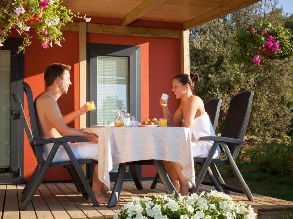 Maistra Camping Polari Mobile homes : photo 8 de la chambre mobile home de luxe 2 chambres