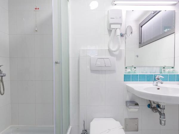 Hotel Uvala : photo 6 de la chambre chambre double avec balcon et vue sur le parc