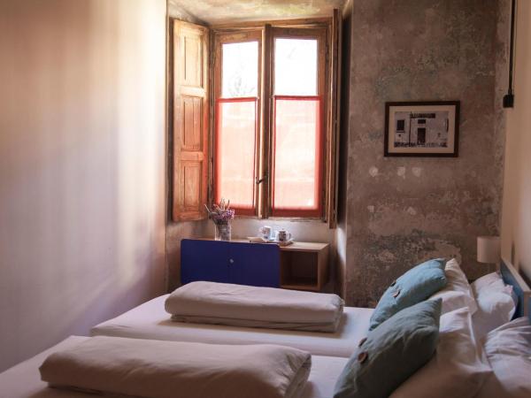 Un posto a Milano - guesthouse all'interno di una cascina del 700 : photo 1 de la chambre chambre triple avec salle de bains privative