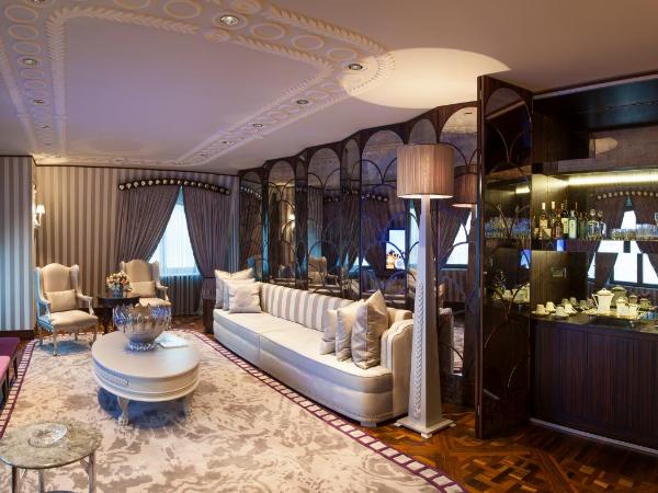 Wyndham Grand Istanbul Kalamış Marina Hotel : photo 8 de la chambre suite lit king-size présidentielle avec sauna et bain à remous