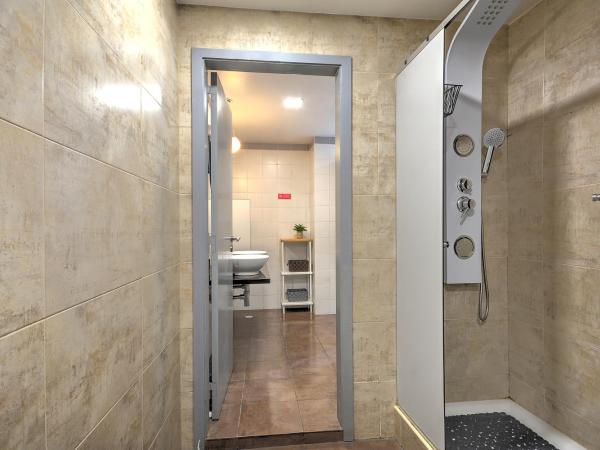 Inn Bairro Alto BA Sweet : photo 5 de la chambre chambre double ou lits jumeaux avec salle de bains commune