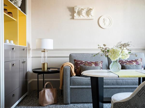 Sofitel Le Scribe Paris Opera : photo 10 de la chambre suite junior premium avec 1 lit king-size et salon - vue sur cour ou rue scribe
