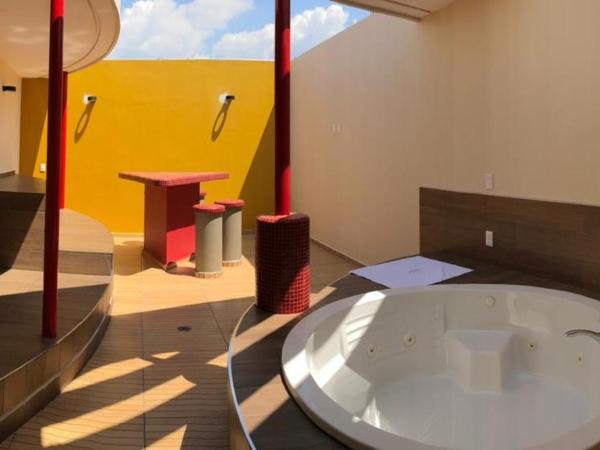 Motel Tatami : photo 8 de la chambre suite lit queen-size avec baignoire spa