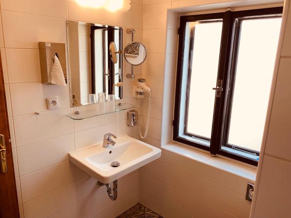 Penzion Kapr : photo 3 de la chambre chambre double ou lits jumeaux - vue sur ville - annexe