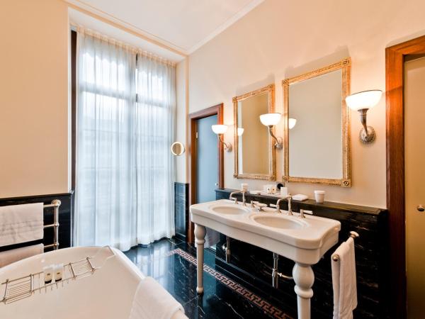 Grand Hotel LES TROIS ROIS : photo 2 de la chambre chambre familiale deluxe - vue sur rhin