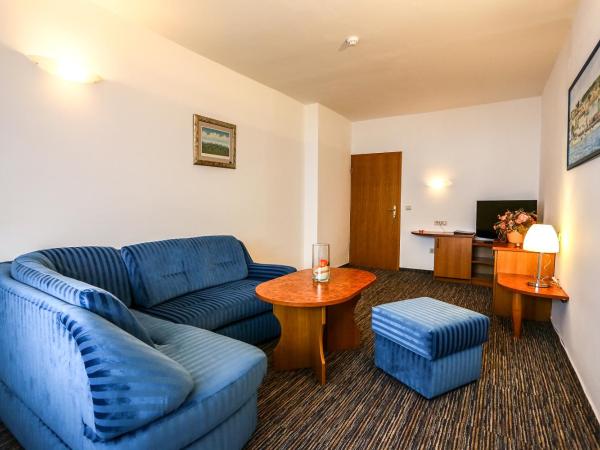 Hotel Dražica - Hotel Resort Dražica : photo 1 de la chambre suite avec balcon - vue sur mer