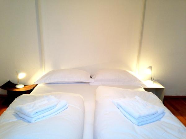 B&B villa sempreverde : photo 2 de la chambre chambre double avec balcon et salle de bains commune