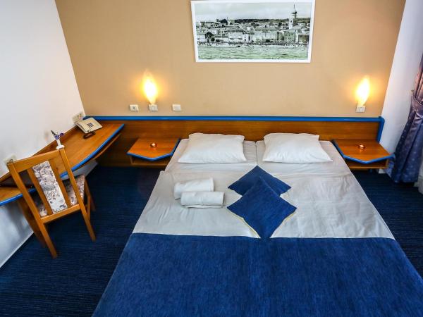 Hotel Dražica - Hotel Resort Dražica : photo 2 de la chambre chambre double avec balcon - vue sur mer