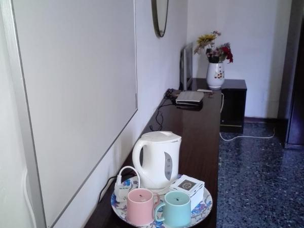 Isola BI : photo 7 de la chambre chambre double ou lits jumeaux avec salle de bains privative externe