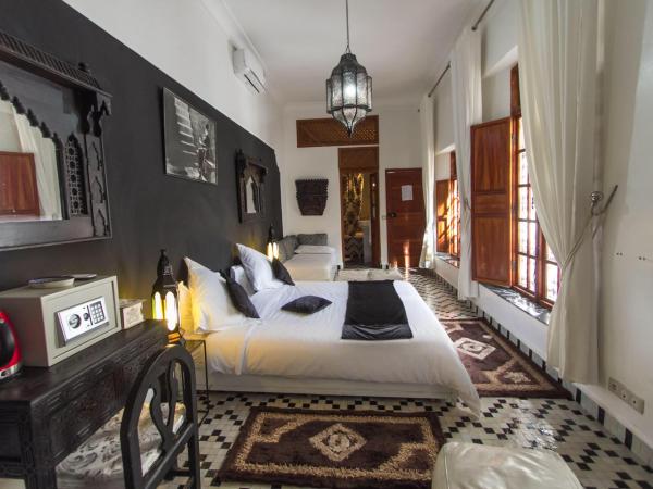 Riad 53 Fes - Luxury Oasis : photo 2 de la chambre suite - noire et blanche 