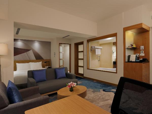 Novotel Hyderabad Convention Centre : photo 4 de la chambre junior suite with 1 queen bed with 2 way airport transfers and 20% discount on travel desk