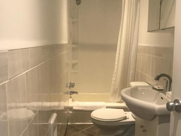 Auberge St-Louis : photo 2 de la chambre chambre lit queen-size de luxe avec lit d'appoint