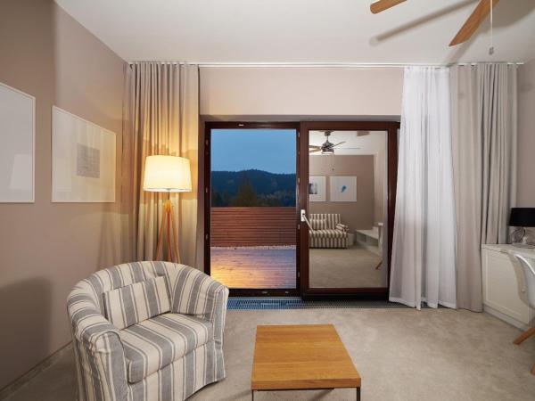Cihelny Golf & Wellness Resort : photo 10 de la chambre suite lit queen-size avec balcon