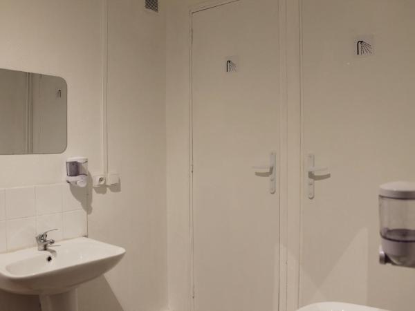 Le Coffice Auberge de Jeunesse : photo 2 de la chambre lit superposé dans dortoir mixte avec salle de bains commune