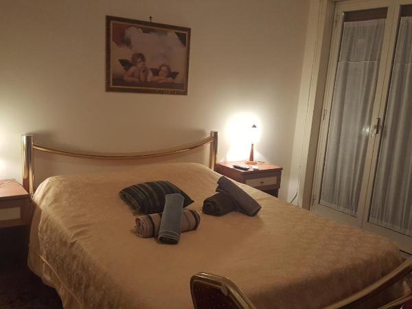 B&B United States of Europe : photo 4 de la chambre chambre triple avec salle de bains privative séparée