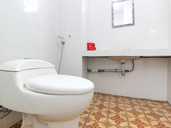 RedDoorz Syariah at Kebun Raya Yogyakarta : photo 5 de la chambre chambre deluxe