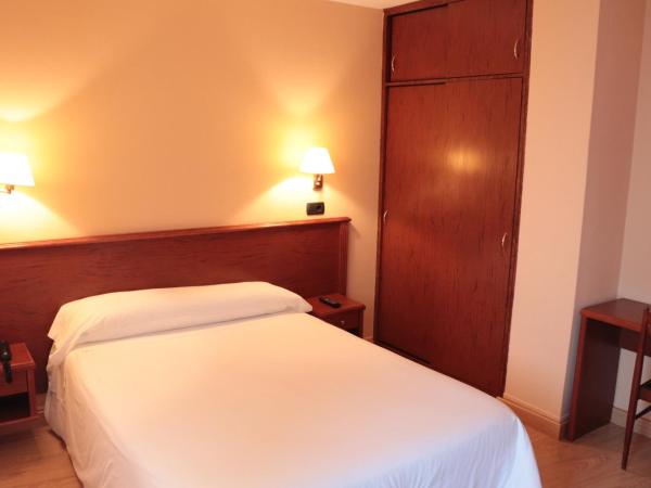 Hotel Maycar : photo 1 de la chambre chambre double ou lits jumeaux