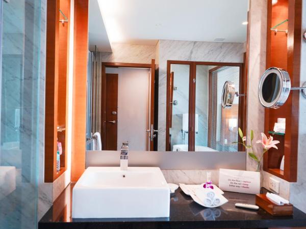 Crowne Plaza Today Gurugram, an IHG Hotel : photo 3 de la chambre chambre lit king-size standard - accès au salon