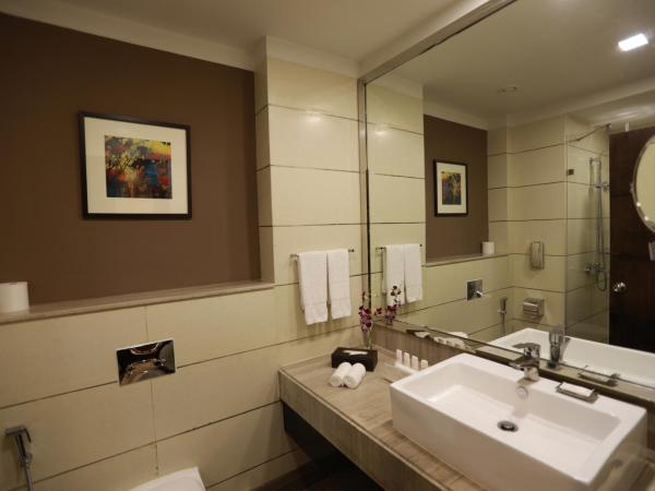 Radisson Blu Pune Hinjawadi : photo 1 de la chambre business class room with complimentary 2 pcs for ironing per stay , 20% discount on food and soft beverage and access to business lounge