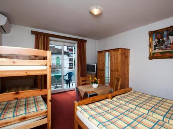 Hotel Dischma - FREE BUS AND TRAIN TICKET : photo 1 de la chambre chambre familiale supérieure avec balcon