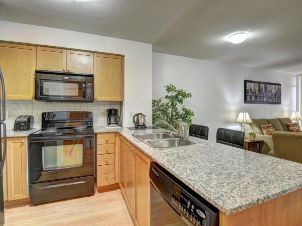 Bombay Suites Mississauga : photo 4 de la chambre one bedroom and den suites