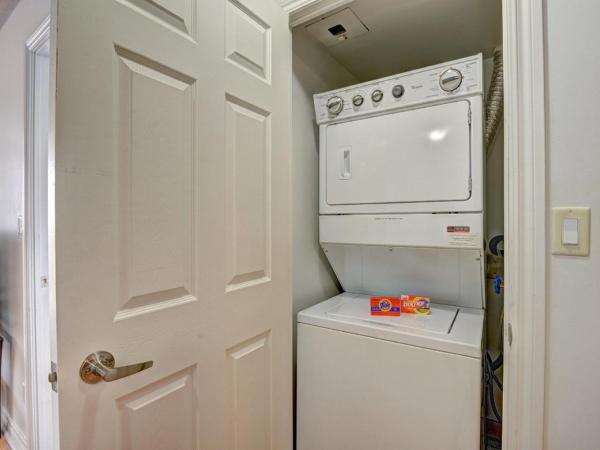 Bombay Suites Mississauga : photo 6 de la chambre one bedroom and den suites