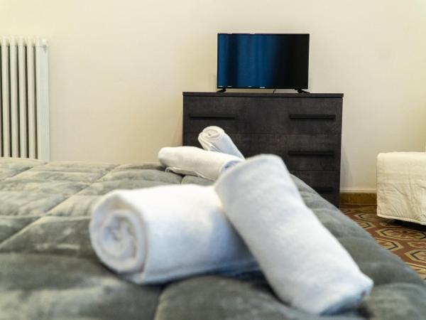 Residence Le Cure : photo 10 de la chambre chambre quadruple avec salle de bains commune et balcon