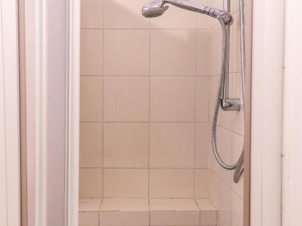 Residence Le Cure : photo 9 de la chambre chambre double avec salle de bains commune