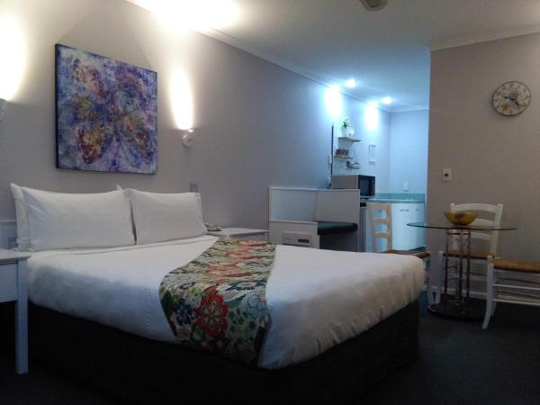 Colonial Lodge Motel : photo 8 de la chambre chambre lit queen-size avec baignoire spa